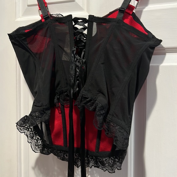 Sexy red and black satin and lace bustier - Picture 3 of 4